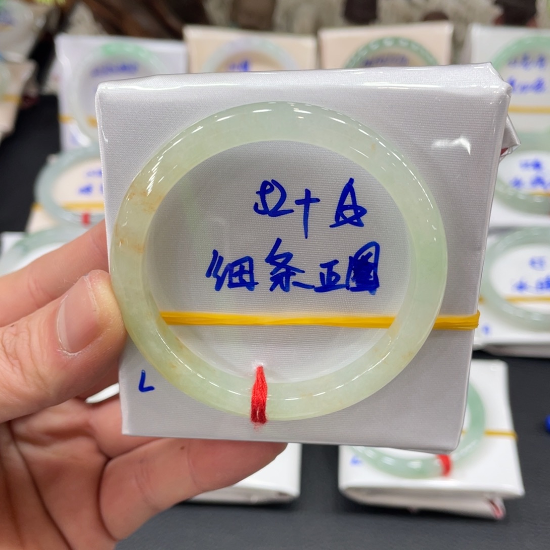 翡翠手镯未镶嵌翡翠