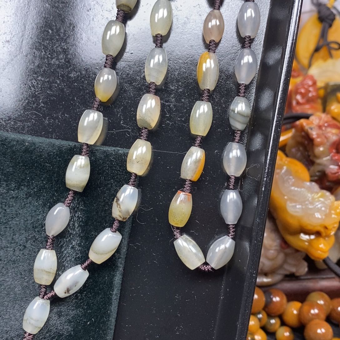 未镶嵌石英质玉（黄龙玉）颈饰