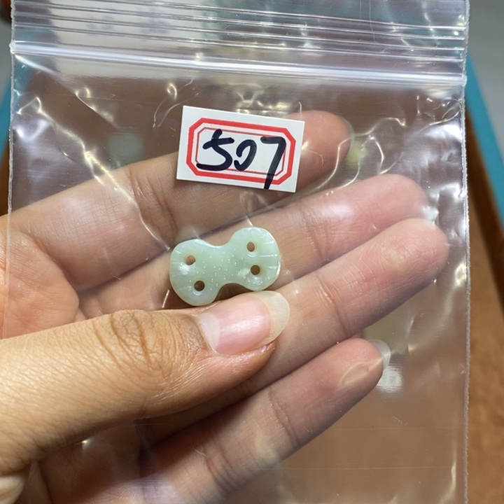 蛇纹石玉颈饰未镶嵌?**里