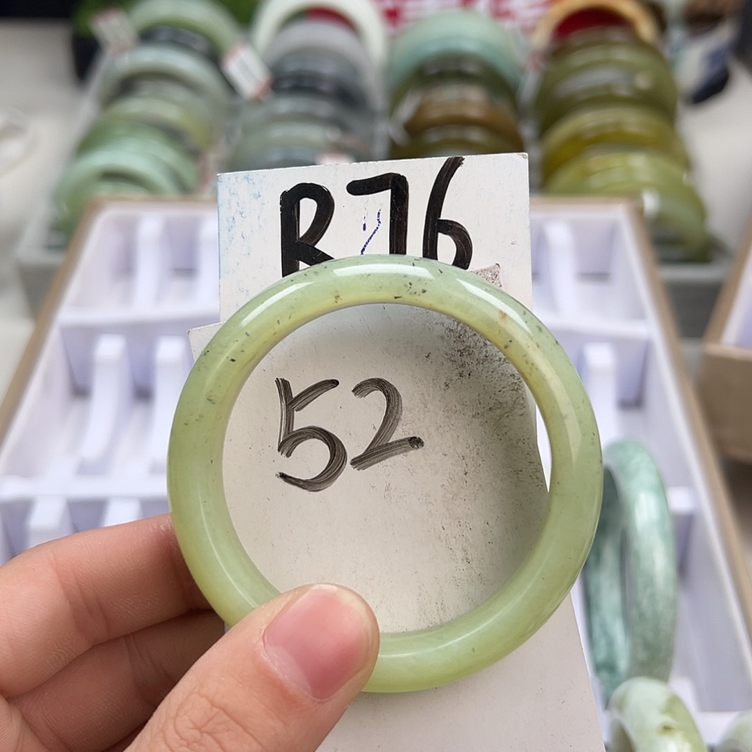 岫玉手镯未镶嵌天然岫玉微瑕，可以正常佩戴