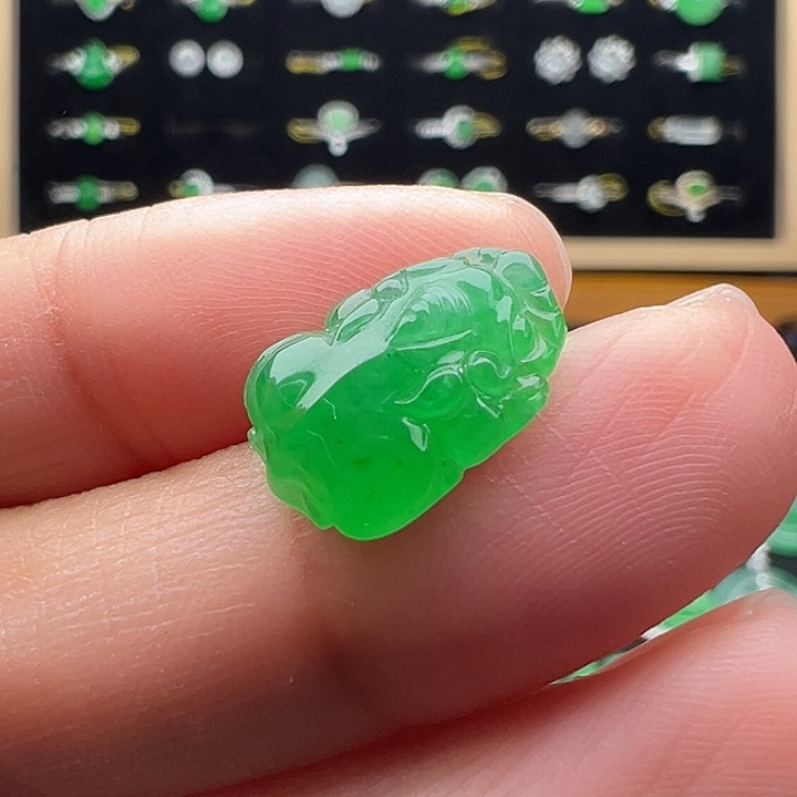 翡翠未镶嵌颈饰貔貅