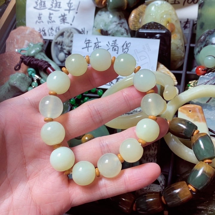 透闪石质玉颈饰未镶嵌