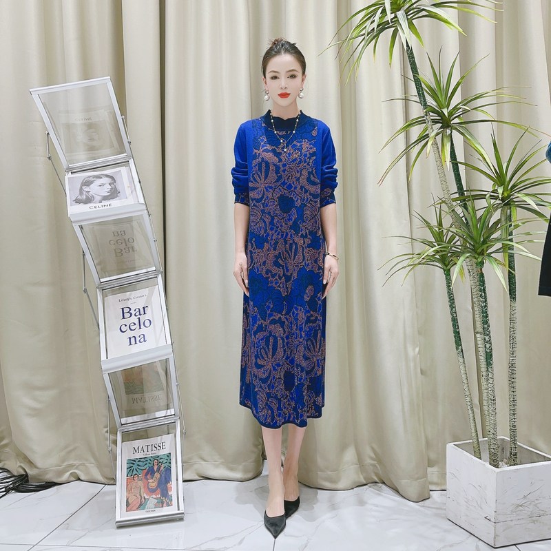 9123宝石蓝金气质设计师秋冬长款提花轻奢针织连衣裙