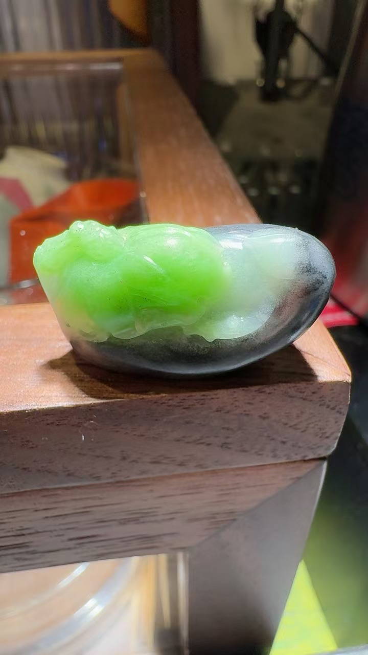 和田玉带翠一品清莲挂件