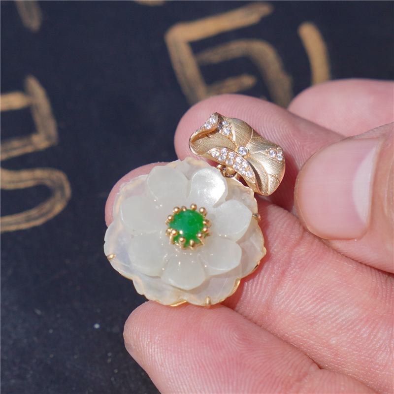 【不染】老和田玉荷花镶嵌18k金吊坠