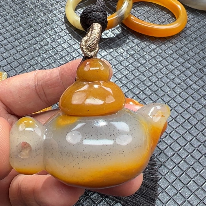 石英质玉（黄龙玉）颈饰未镶嵌