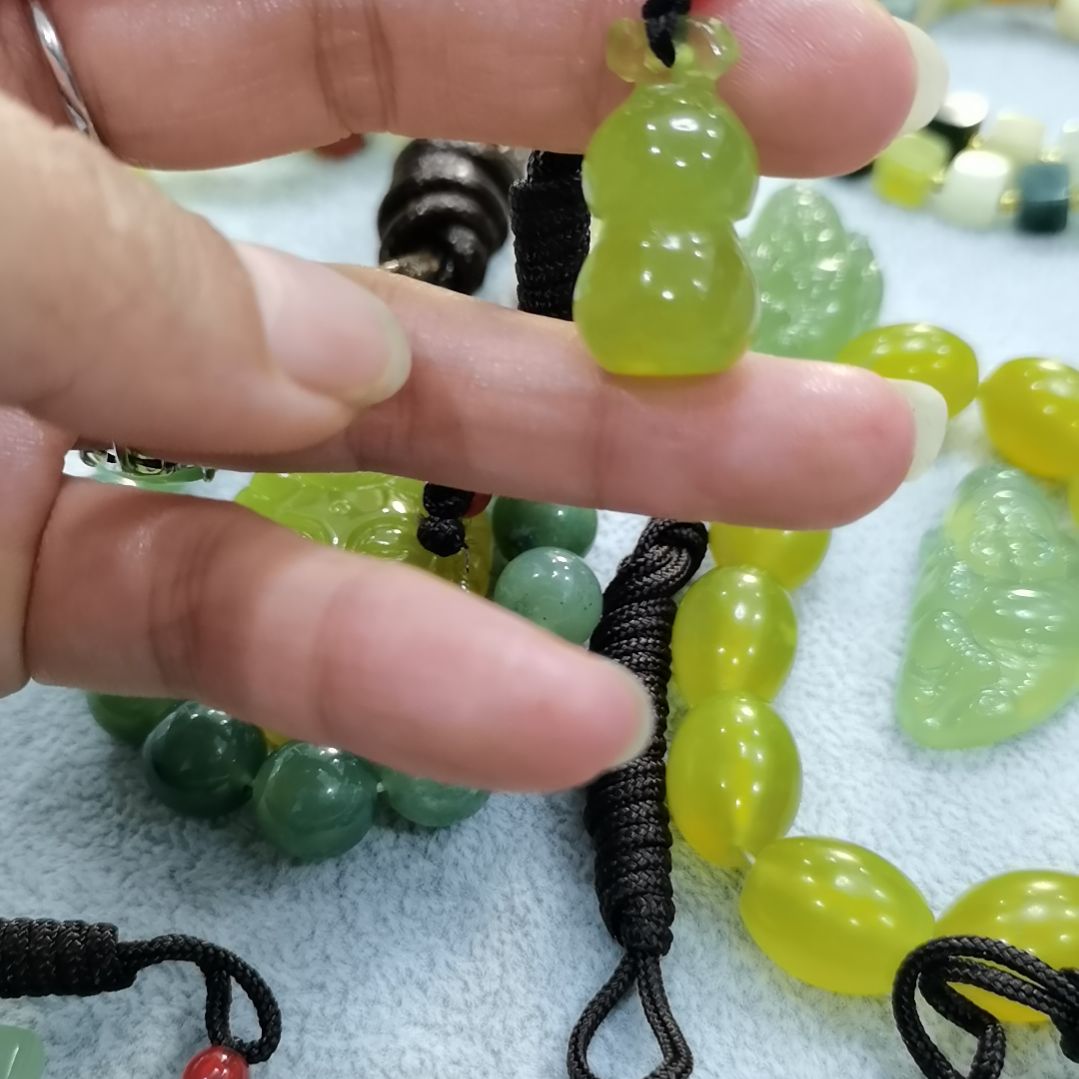 未镶嵌蛇纹石玉吊坠