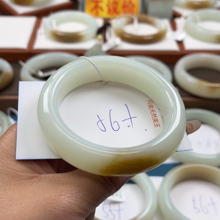 和田玉手镯未镶嵌