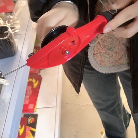 冰钓手摇轮一个。       