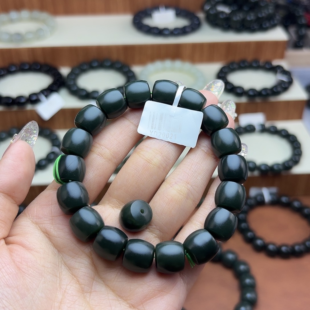 芊***昀和田玉未镶嵌手链