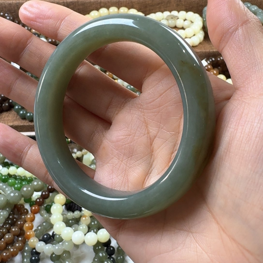 和田玉手镯未镶嵌方*