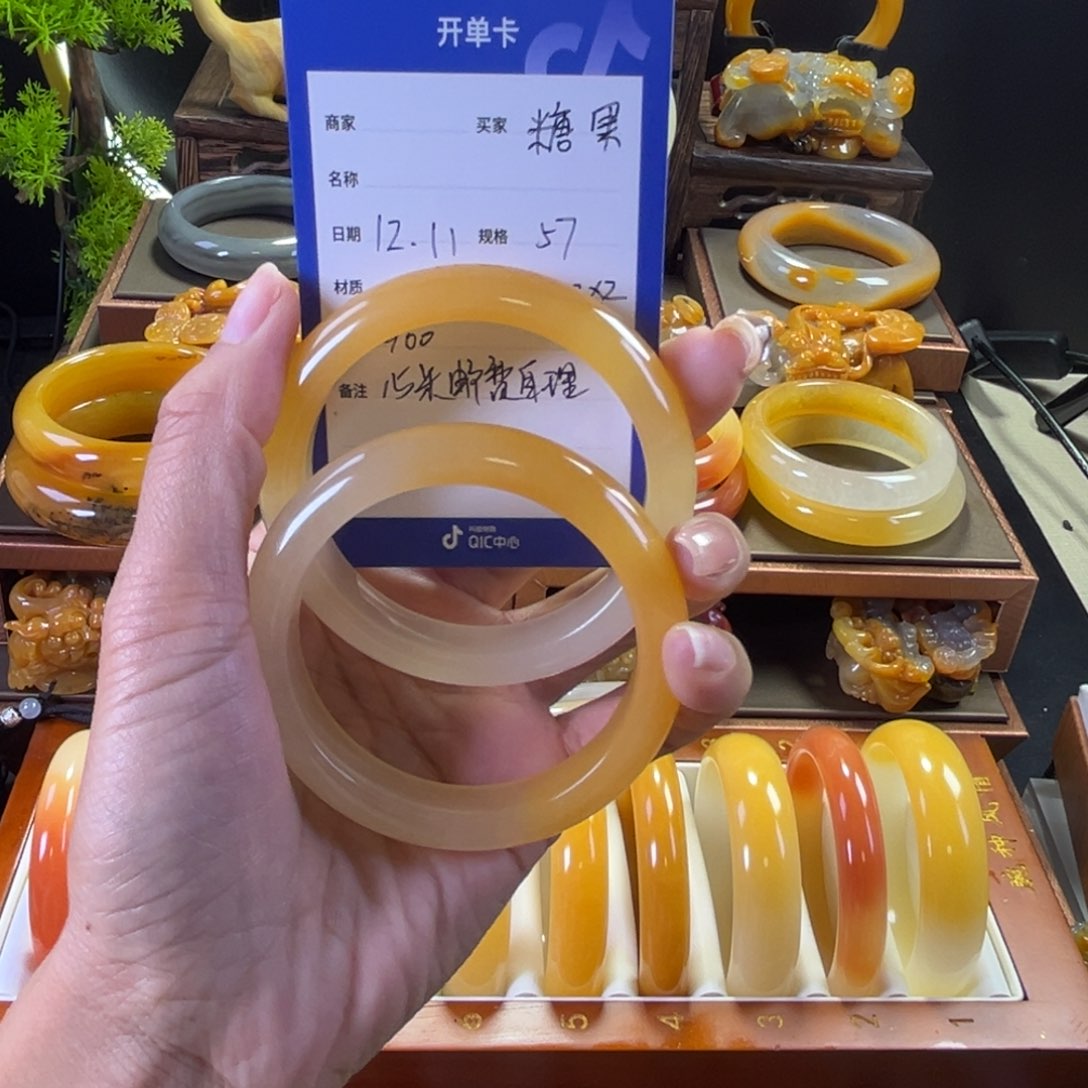 未镶嵌手镯石英质玉糖*