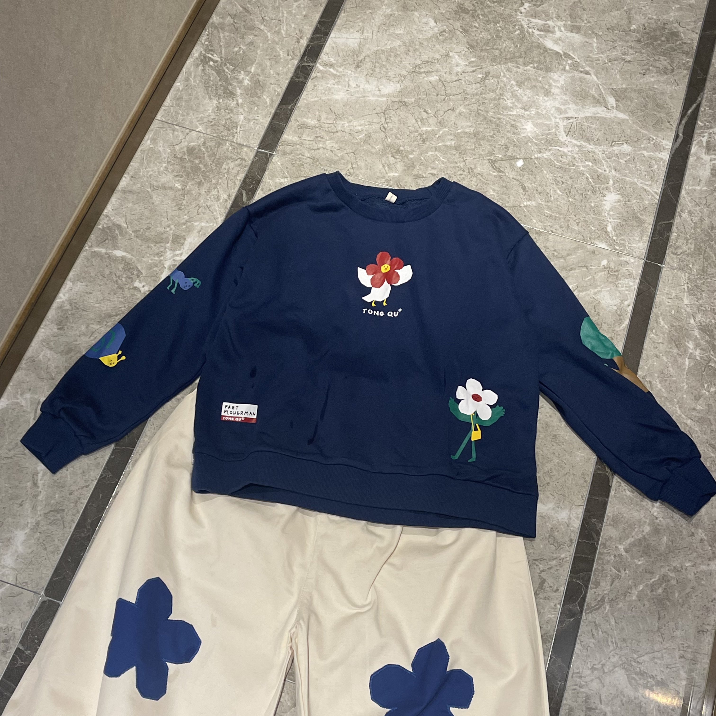 圆领可爱花朵印花宽松显瘦卫衣女