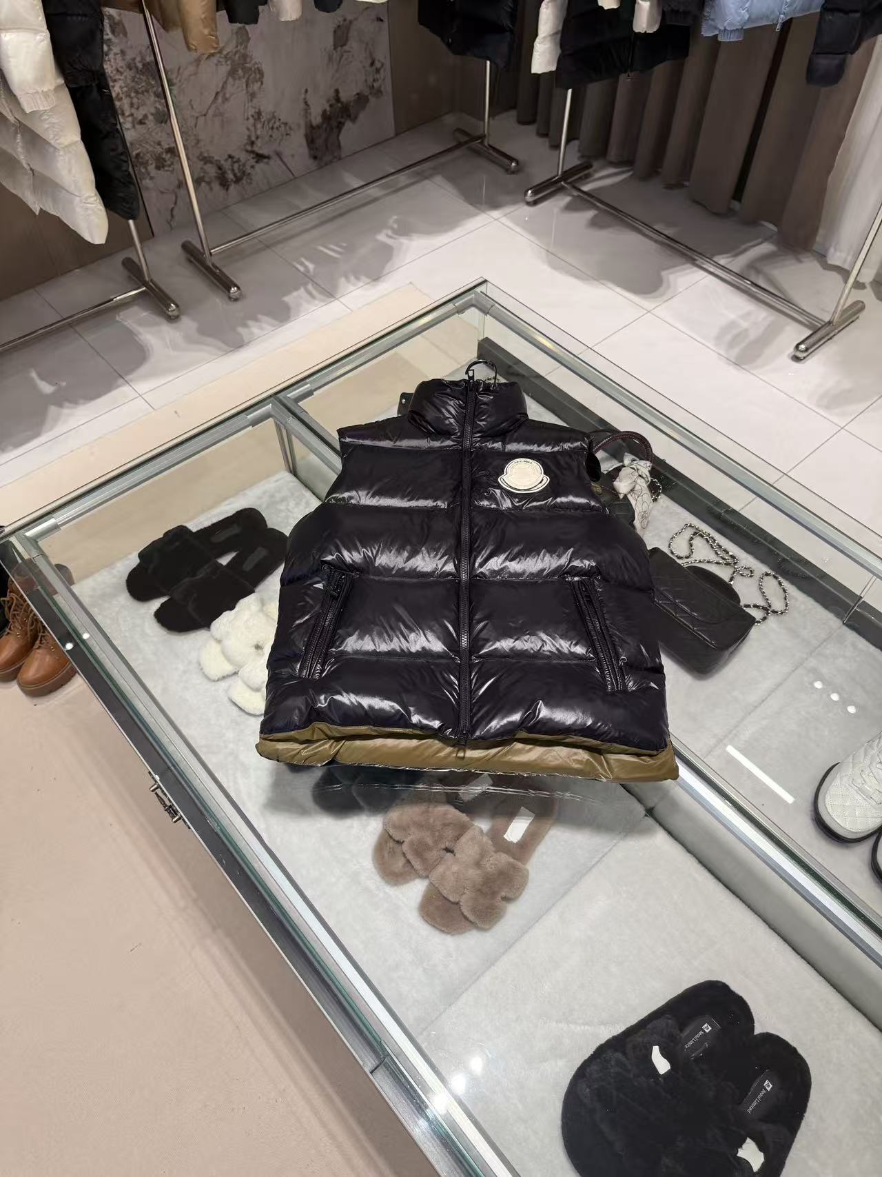 25新款 冬季两色亮面马甲羽绒服B850