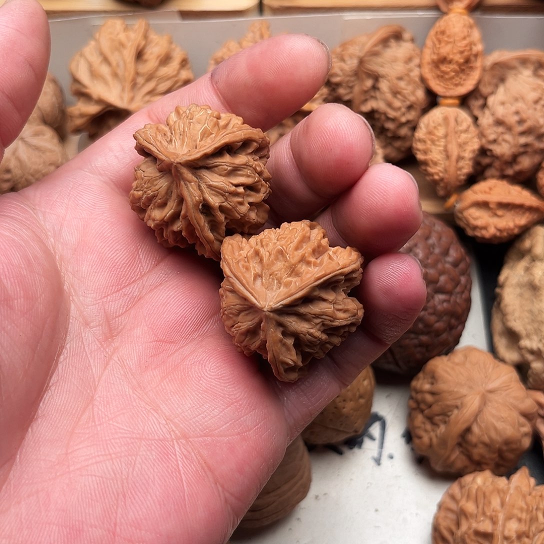 瀚***然文玩核桃吊坠三愣