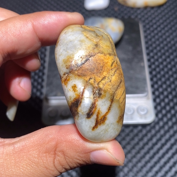 和田玉未镶嵌把件