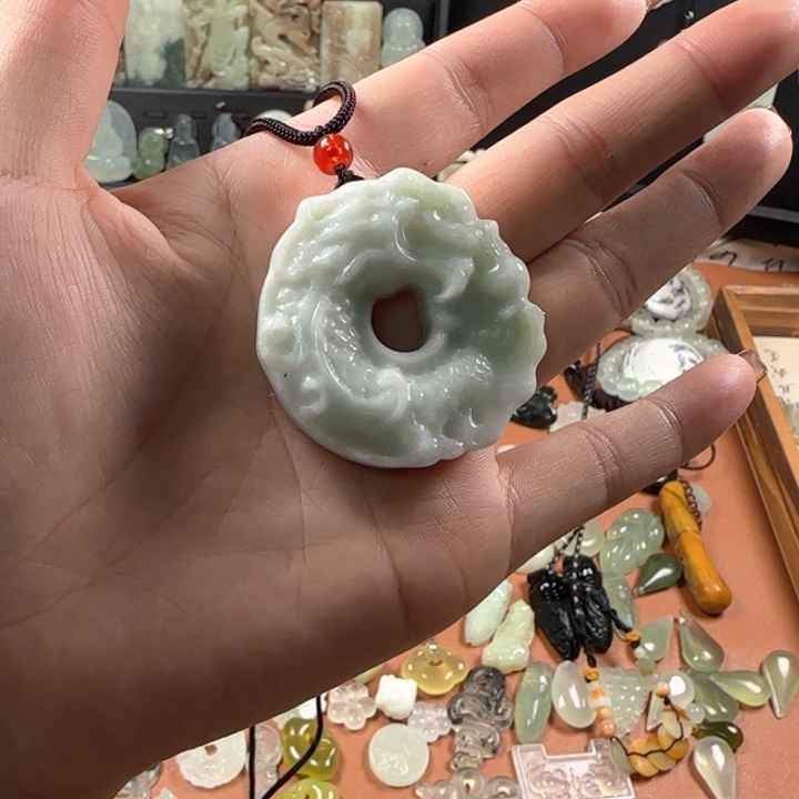 蛇纹石玉颈饰未镶嵌龙扣