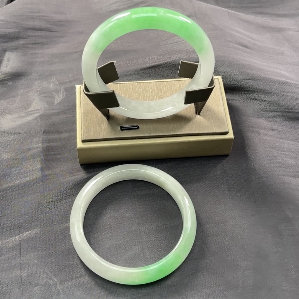 13白底青手镯（微瑕）