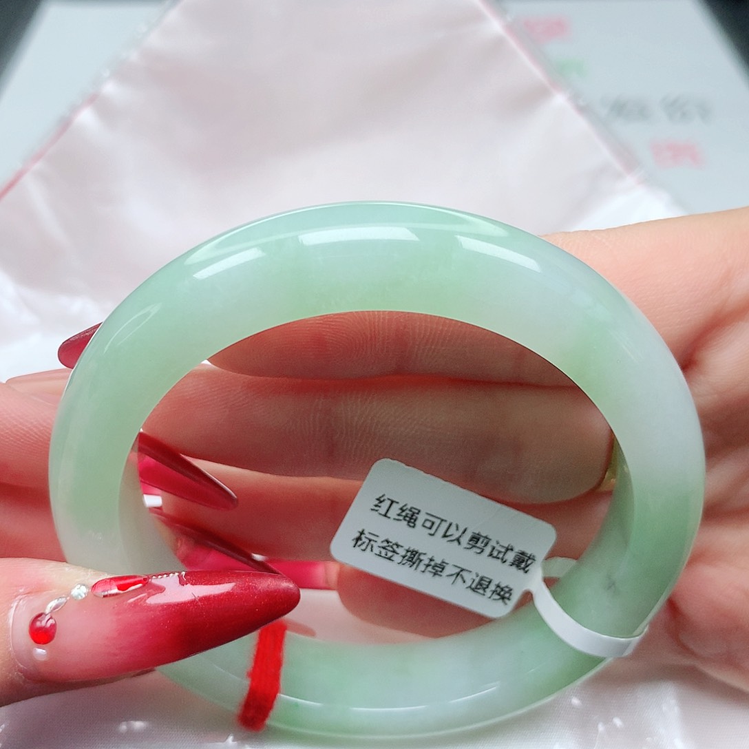 翡翠手镯未镶嵌56.2圈。