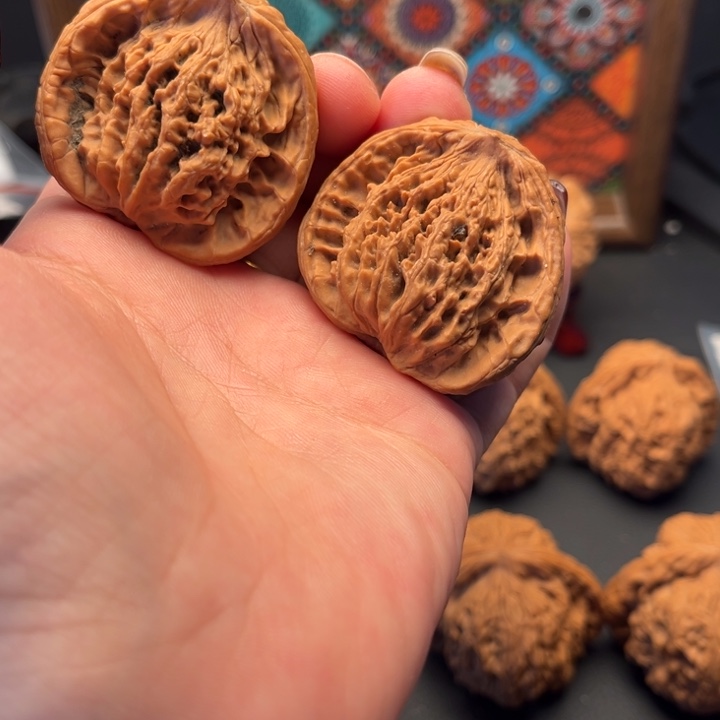 文玩核桃吊坠虎头鹰嘴