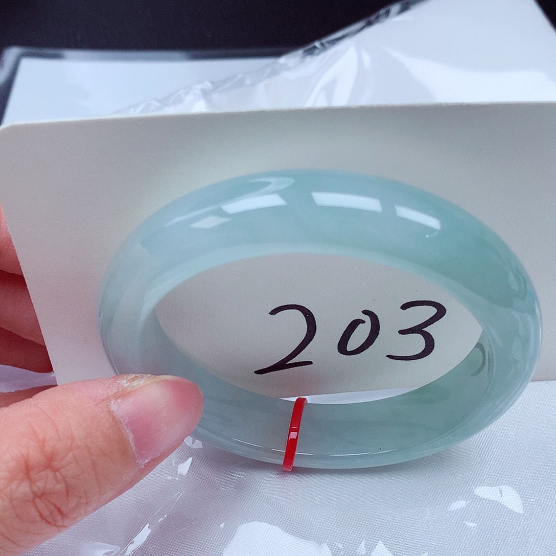 翡翠手镯未镶嵌翡翠