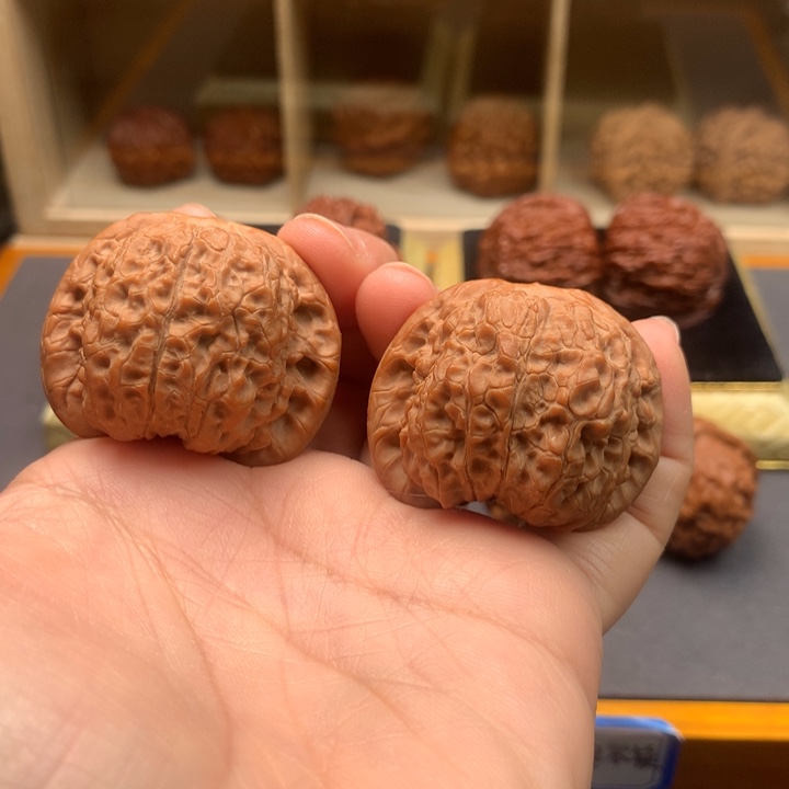 文玩核桃吊坠血麒麟