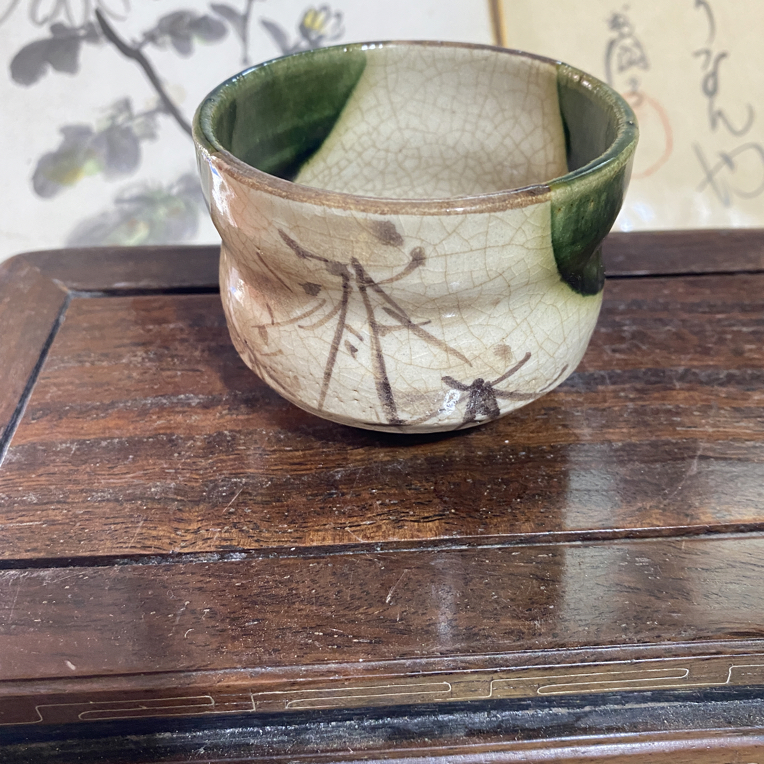 底款六兵卫老织布主人杯，有开片，介意勿拍茶杯陶瓷