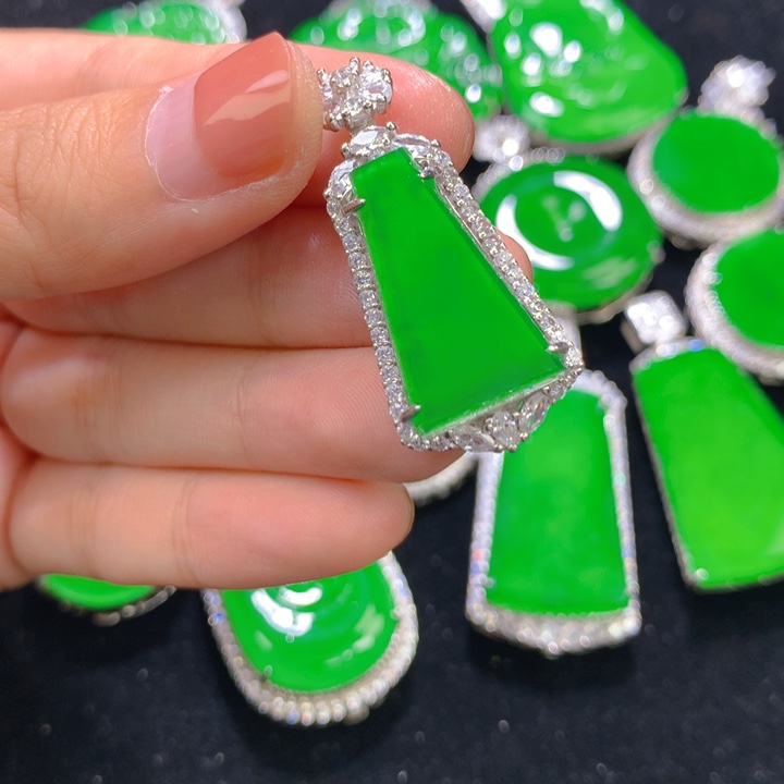 翡翠银S925镶嵌颈饰一个