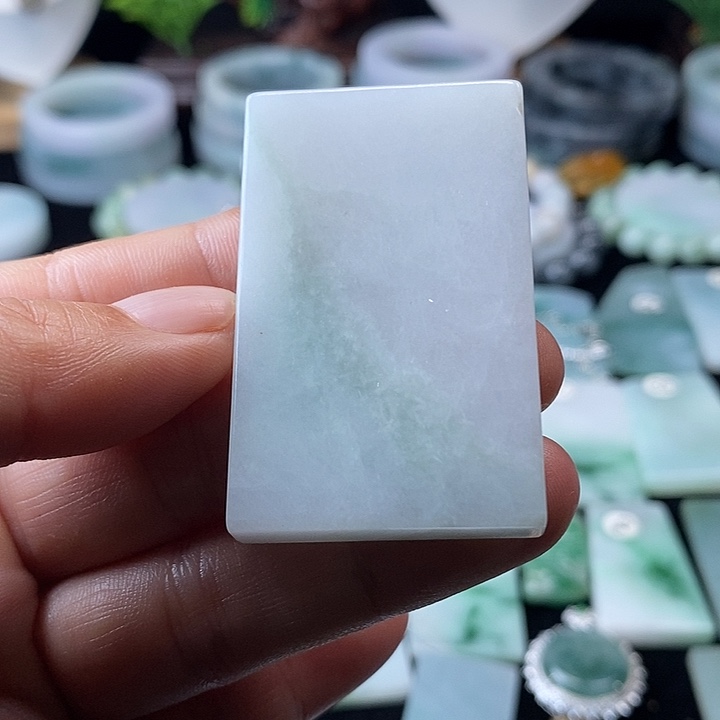 翡翠挂件未镶嵌翡翠的