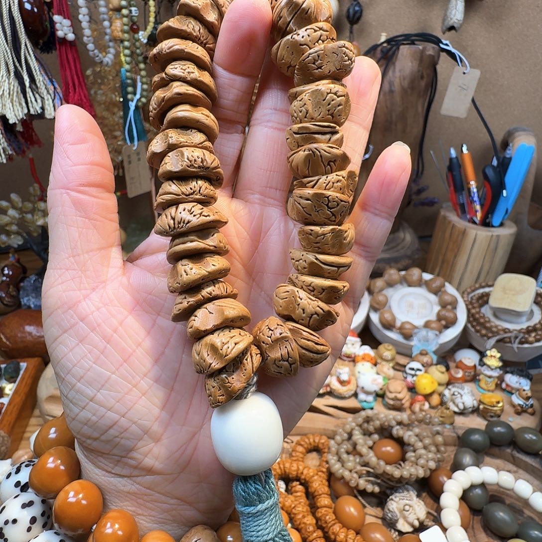 柏香籽/百香籽吊坠菩提树是世界