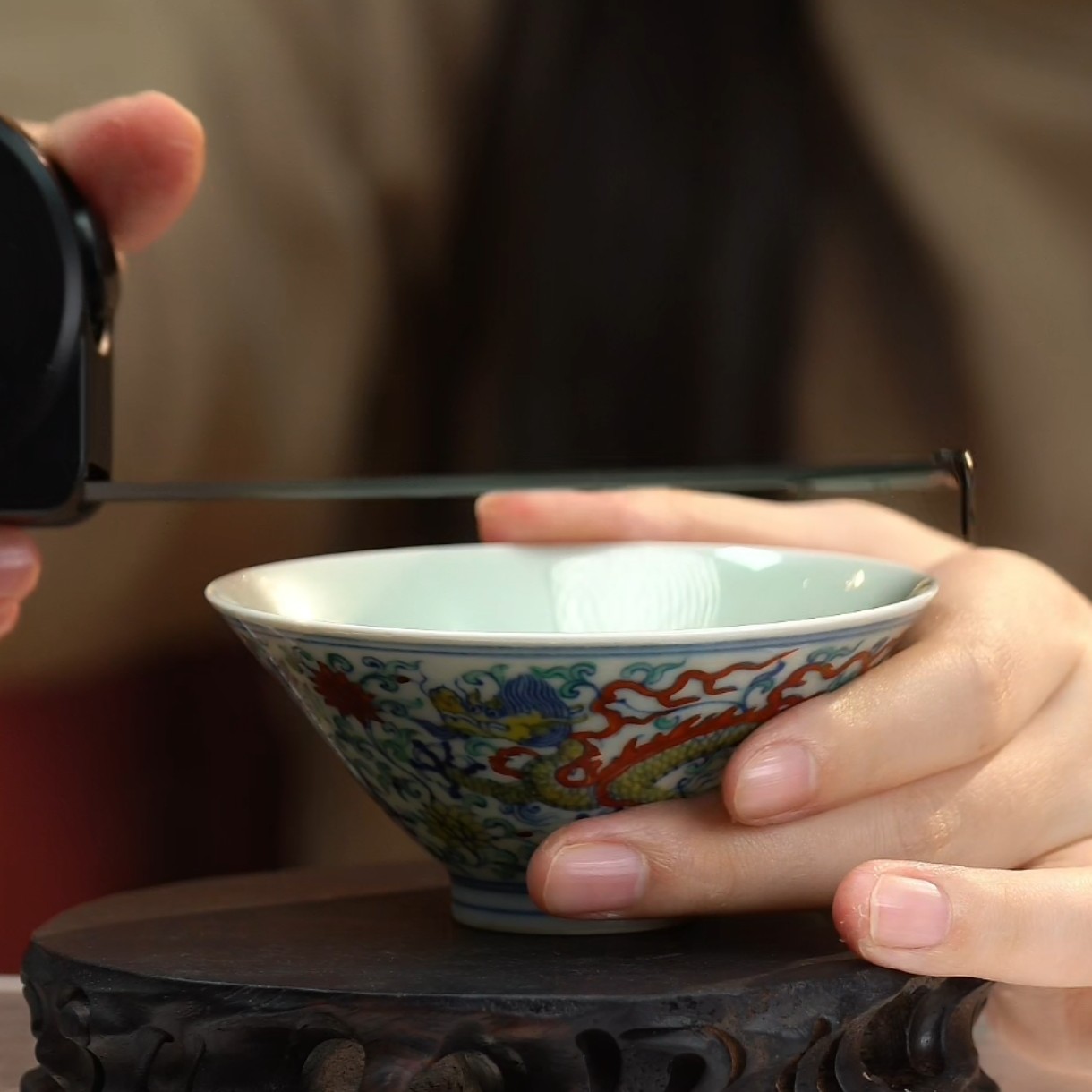 斗彩龙穿花纹斗笠杯