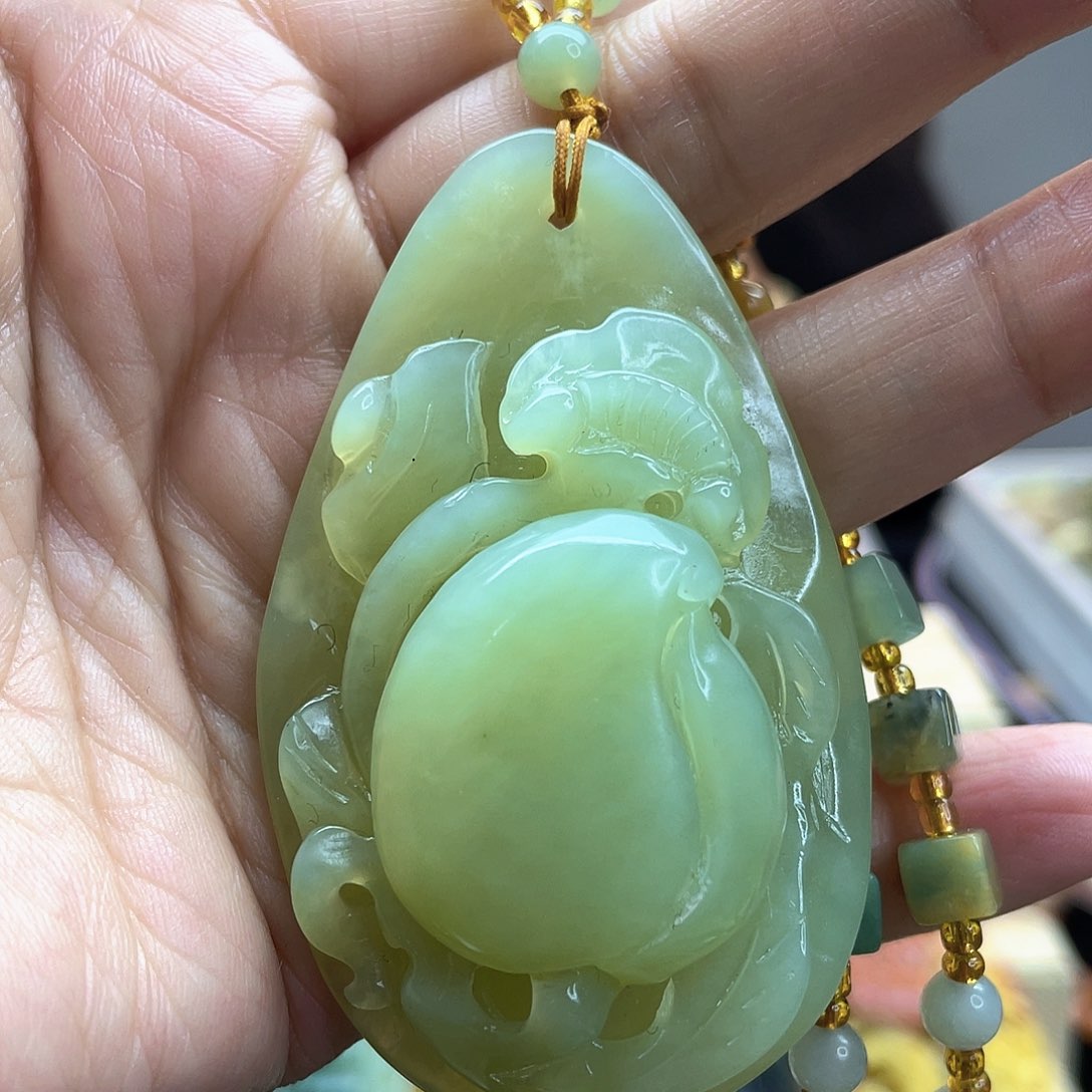 蛇纹石玉颈饰未镶嵌