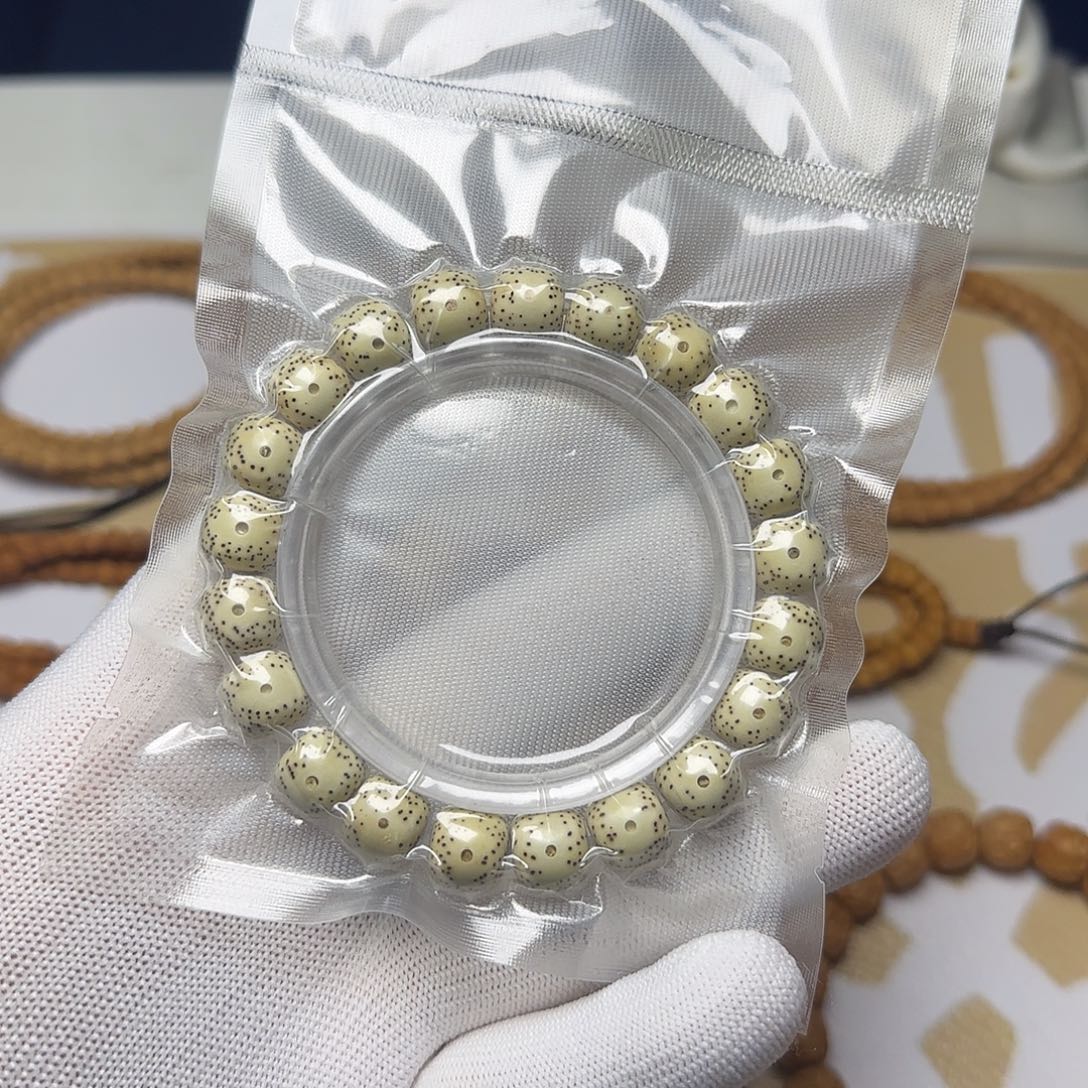 星月菩提手串原白老型单圈（有氧化）