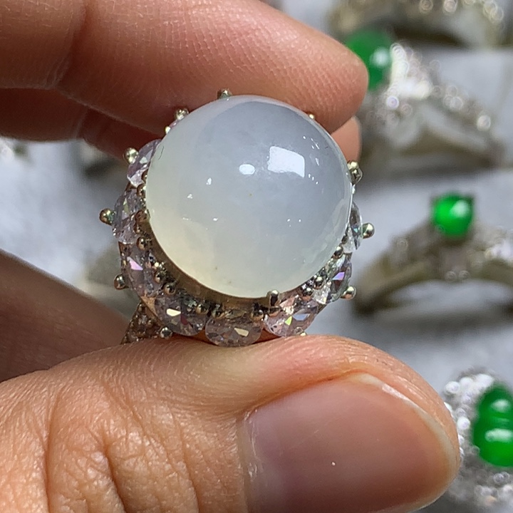 翡翠未镶嵌戒指铜托，卖裸石，需要二次镶嵌