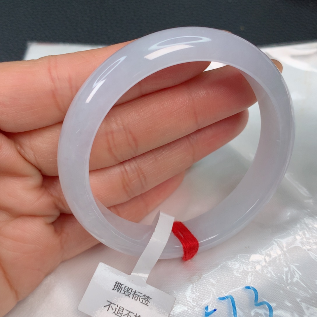 翡翠手镯未镶嵌………….
