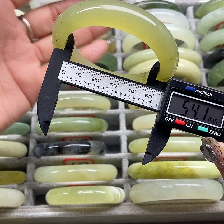 蛇纹石玉未镶嵌手镯135