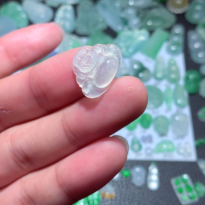 翡翠颈饰未镶嵌佛公