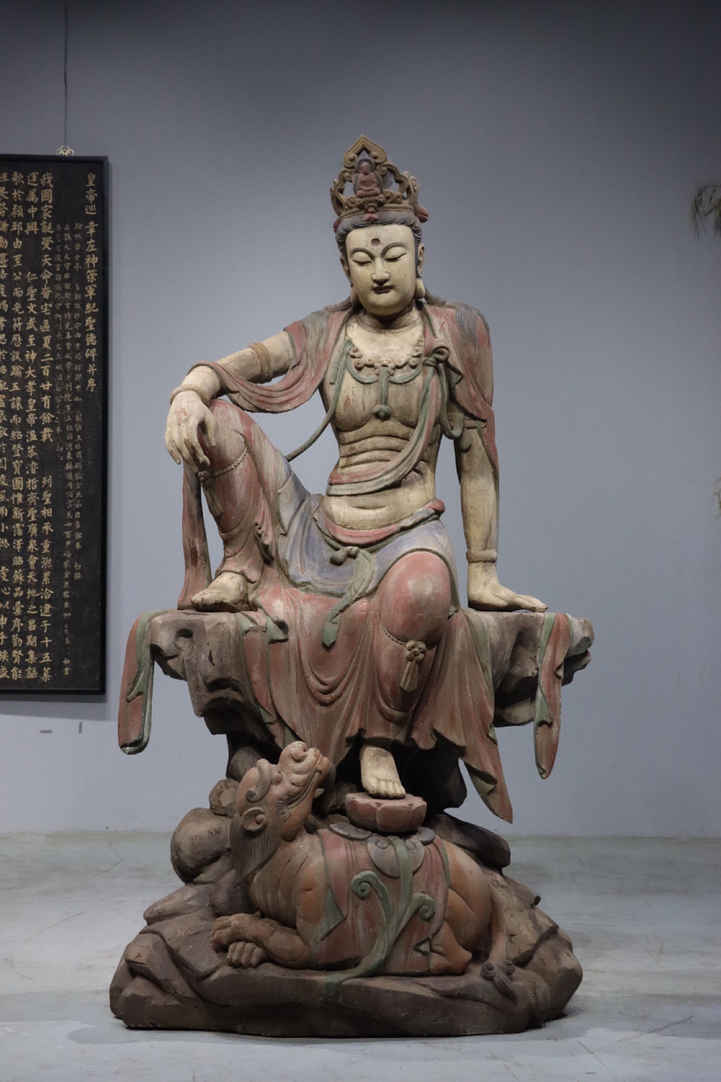 自在观音造像   尺寸105/68/182厘米 楠木