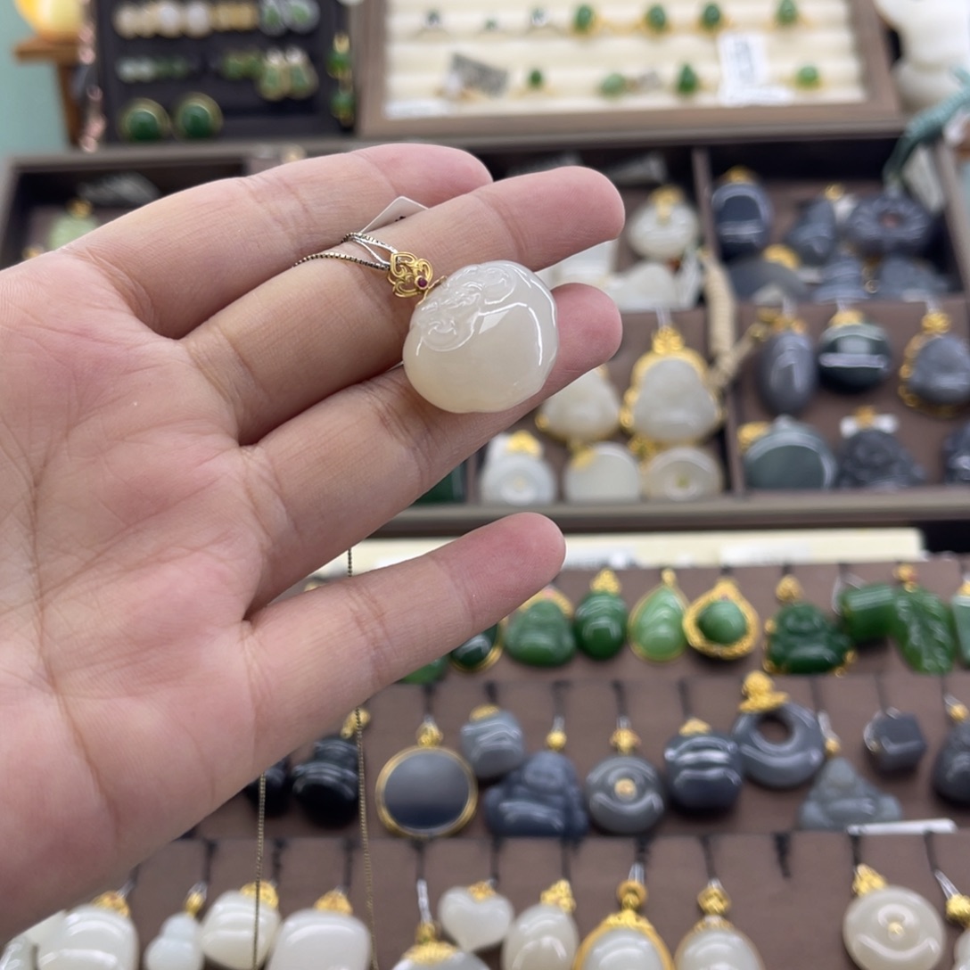 和田玉18K金镶嵌吊坠(赠链)