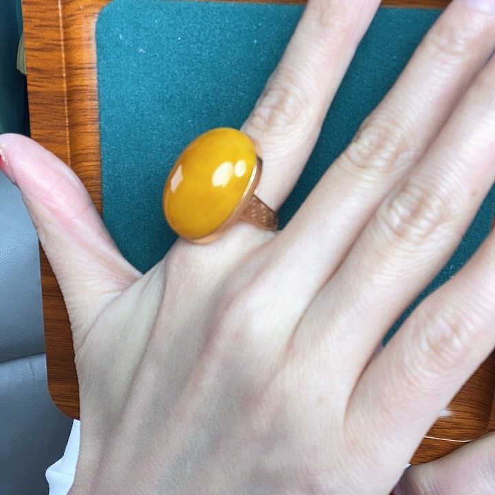 蜜蜡戒指18K金镶嵌戒指
