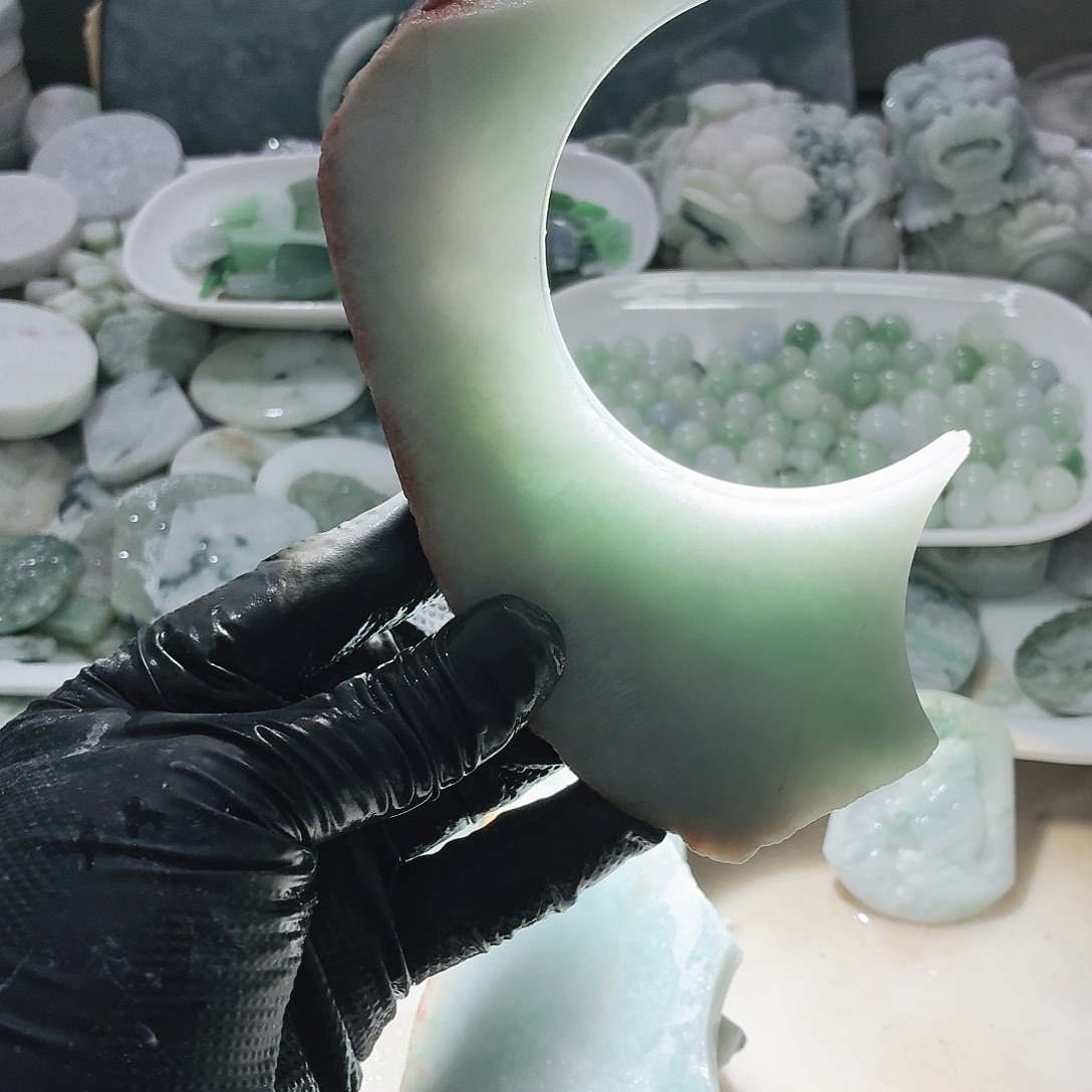 翡翠未镶嵌颈饰边角料