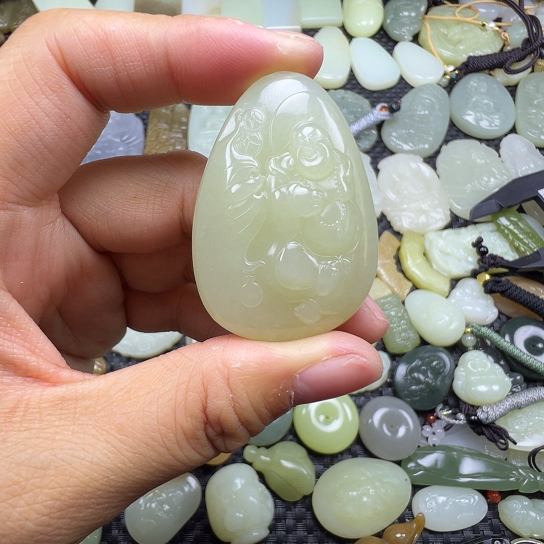 和田玉未镶嵌颈饰有棉漏，卡44.9