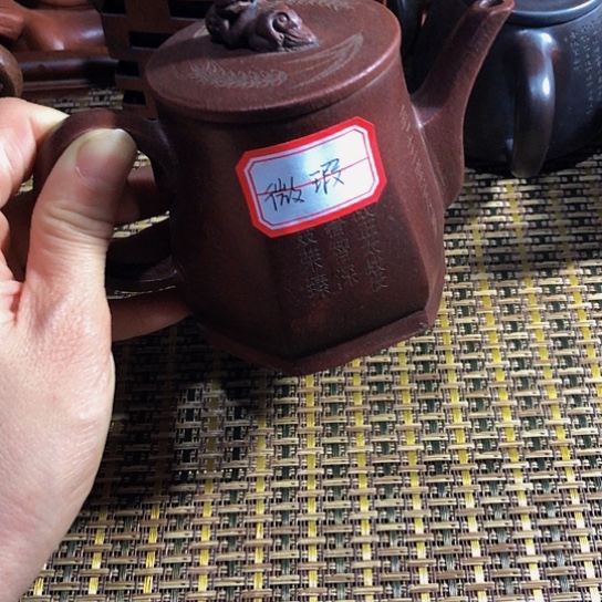 紫砂茶壶原矿泥料手工制作的紫砂壶。