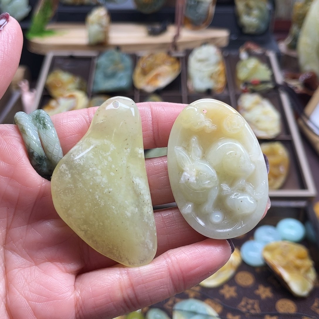 蛇纹石玉颈饰未镶嵌岫玉两个一起