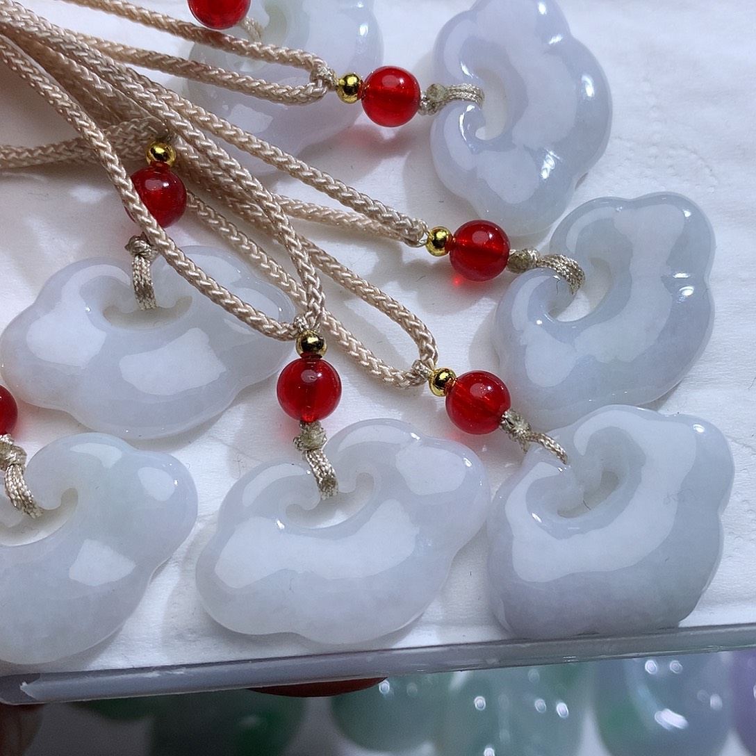 翡翠未镶嵌颈饰多样性发其一