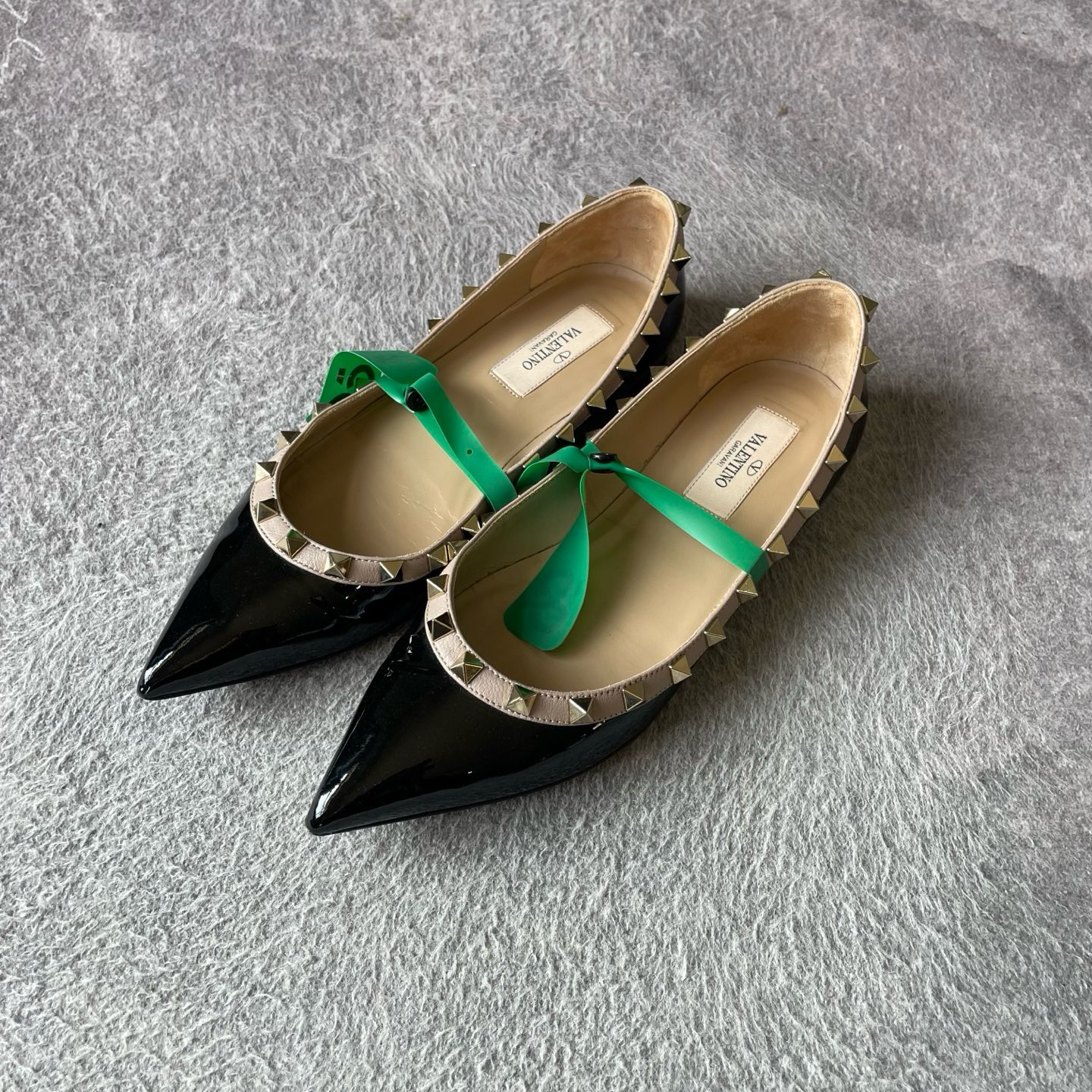 99新 Valentino/华伦天奴 rockstud漆皮平底鞋黑色/36码/无配件