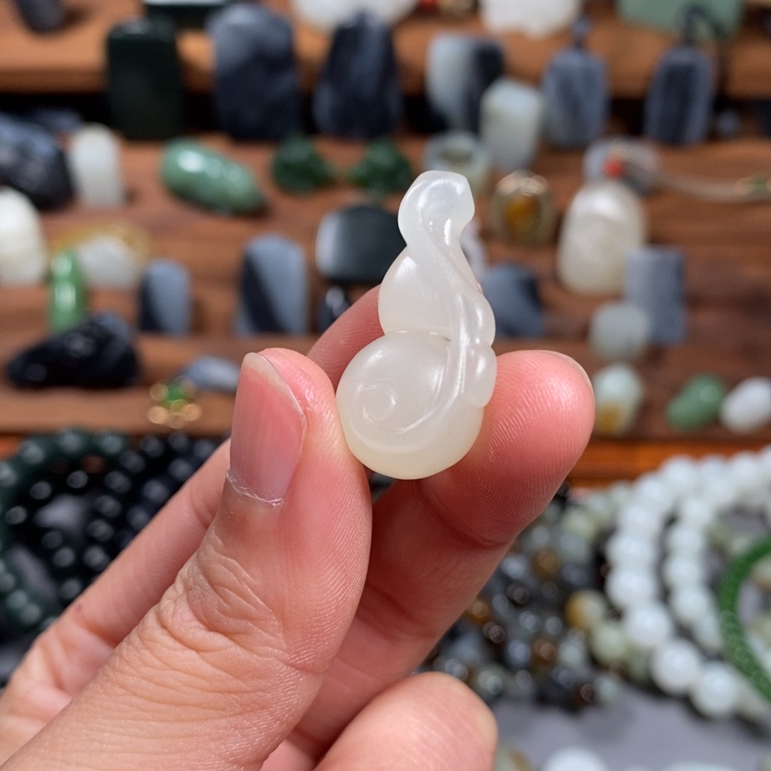 和田玉颈饰未镶嵌花**卷