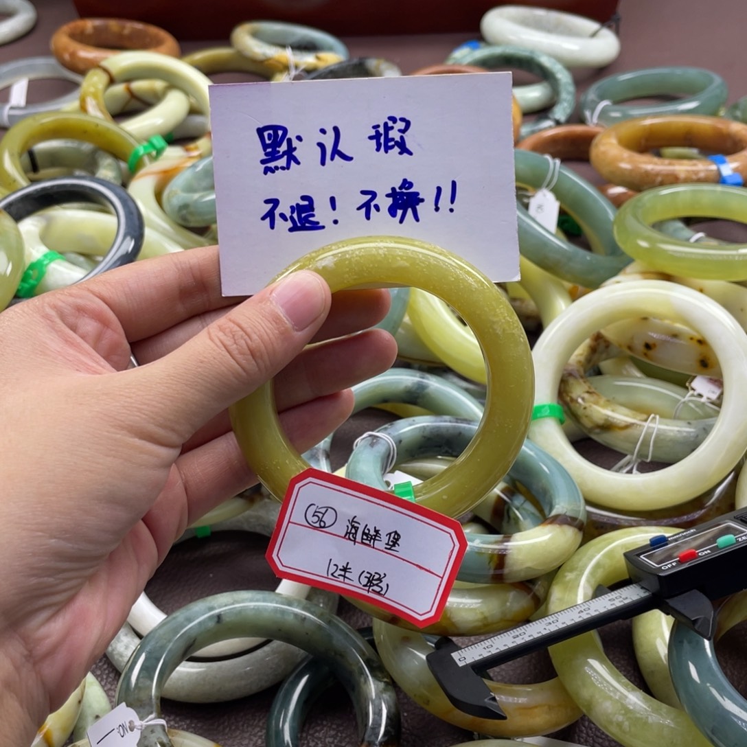 海***煲蛇纹石玉未镶嵌手镯