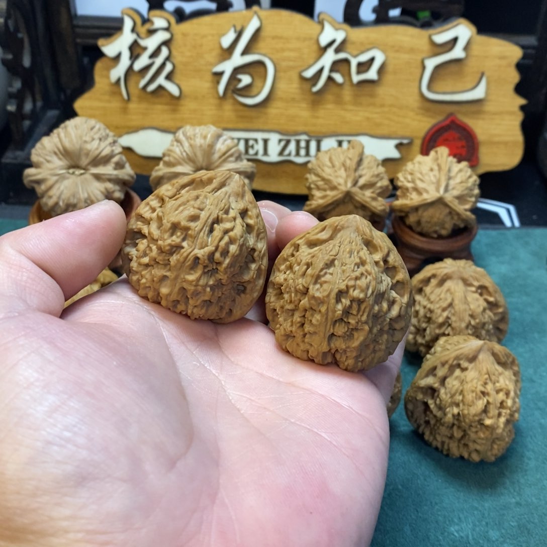 文玩核桃把件南疆石红皮37 37 37