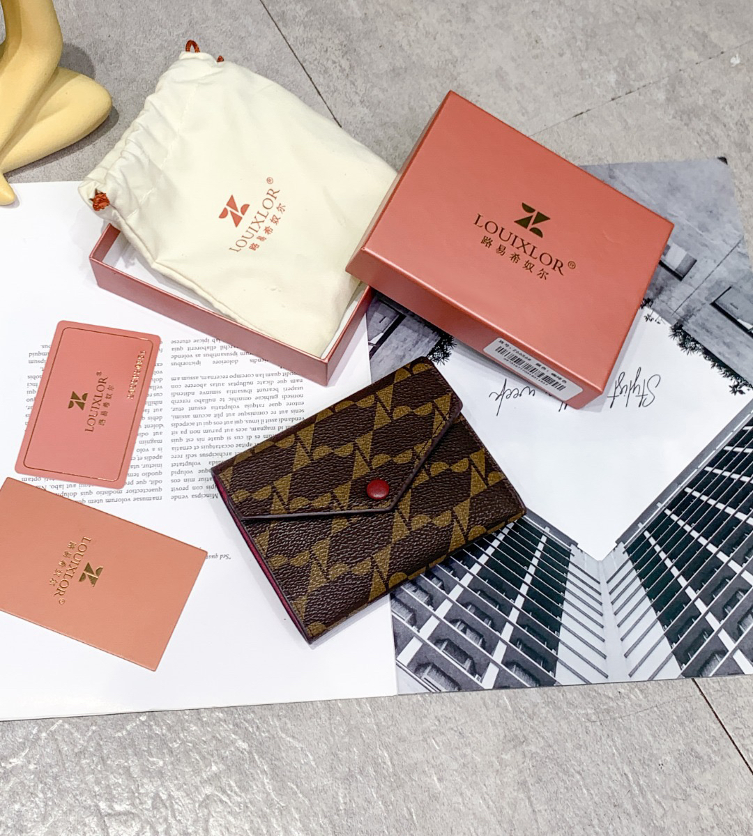 休闲带盒装的多隔层卡包